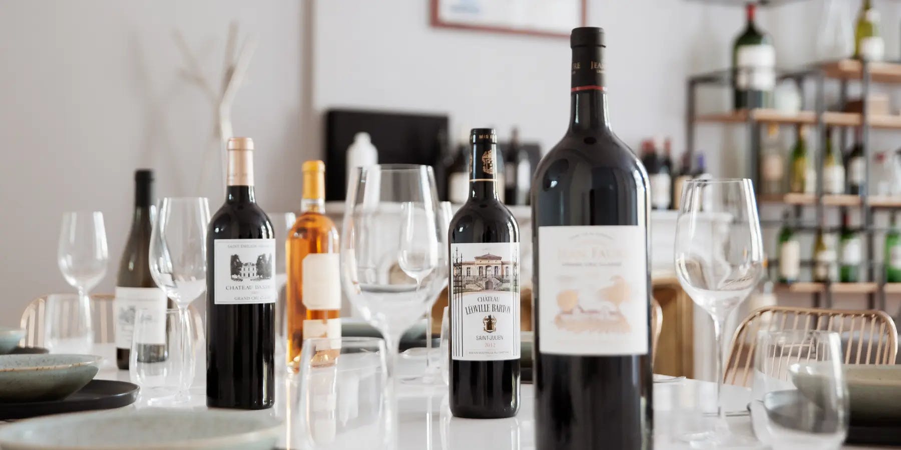 Bouteilles de vins déposées sur la table du salon de l'appartement U'wine